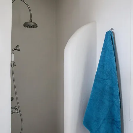 Pool Front Unique Bedrooms With Access To The Sea 펜션 *