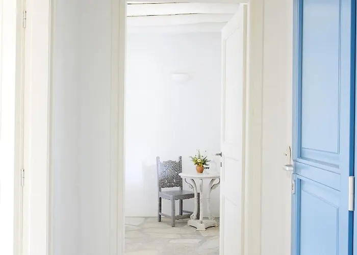 Pool Front Unique Bedrooms With Access To The Sea